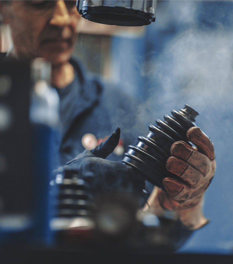 Operario con un ite de fuelles para transmisión / dirección