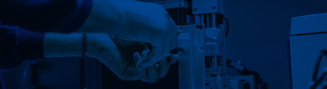 Operario ajustando producto