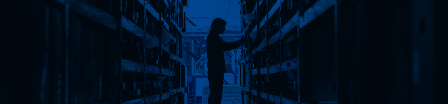 Trabajador clasificando producto